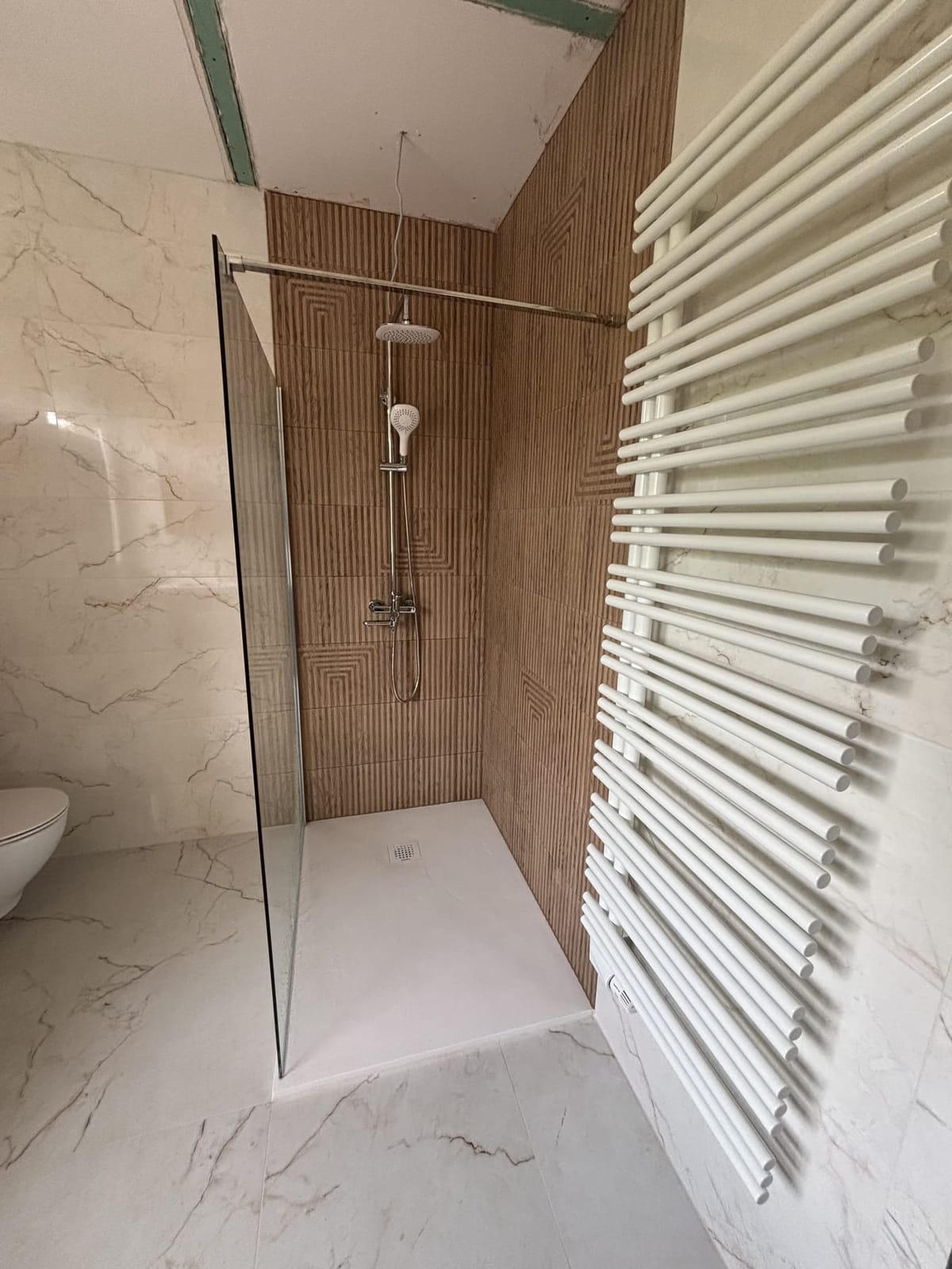 Walk-in zuhany fahatású bordázott zuhanyfallal és fehér létrafűtőtesttel, NM Bau, Sopron