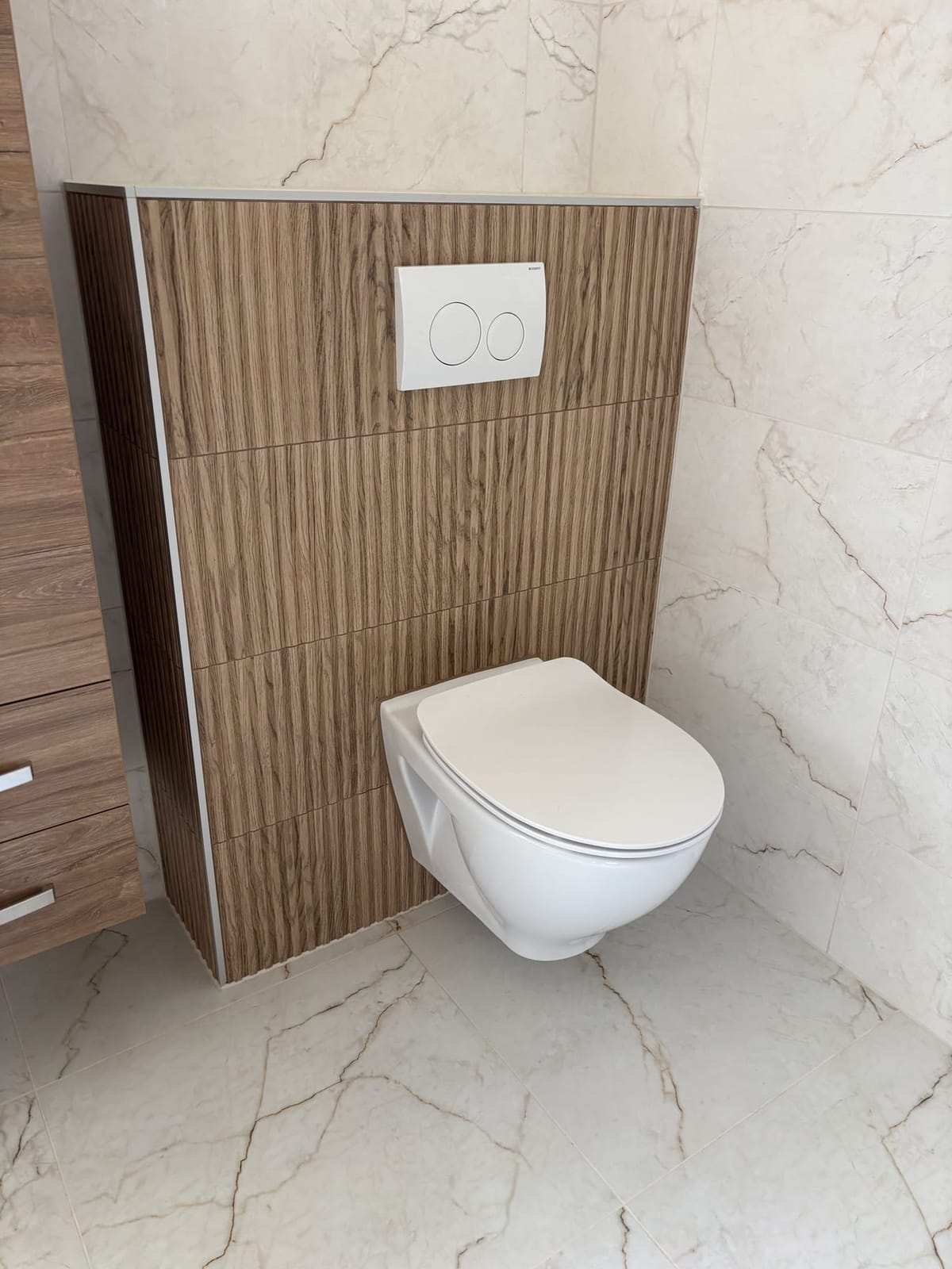 Fali WC fahatású bordázott burkolattal és bézs márványhatású csempével, NM Bau, Sopron