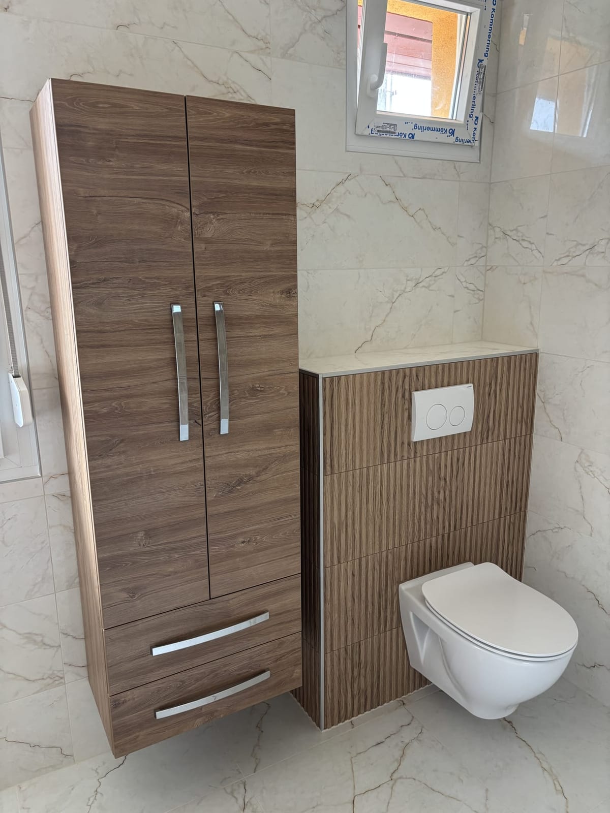 Magas fa fürdőszobaszekrény és fali WC fahatású burkolattal, NM Bau, Sopron