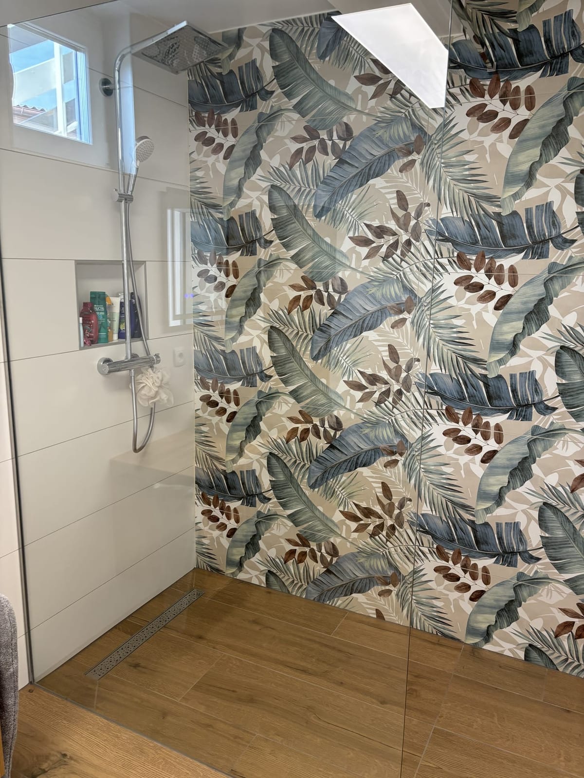 Walk-in zuhany trópusi leveles mintás díszfallal, NM Bau, Sopron