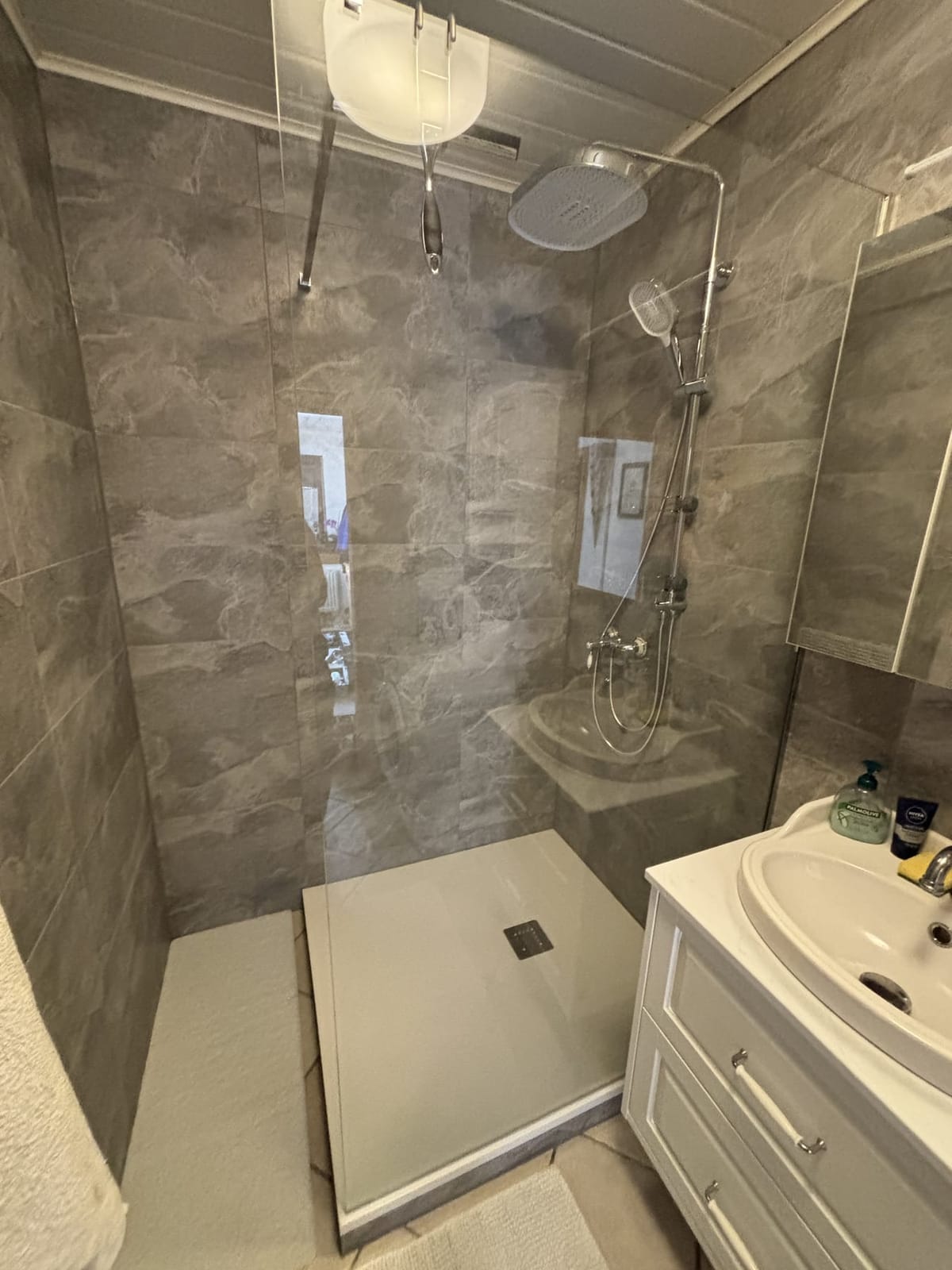 Walk-in zuhany szürke kőhatású burkolattal és klasszikus fehér mosdóbútorral, NM Bau, Sopron