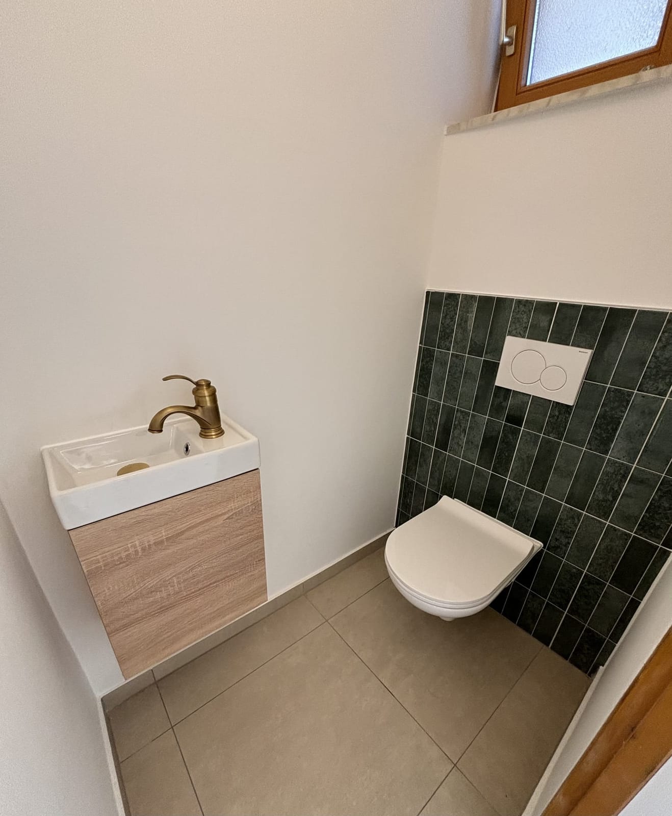 Külön WC zöld csempével, sárgaréz csaptelep és kis fa mosdóbútor, NM Bau, Sopron