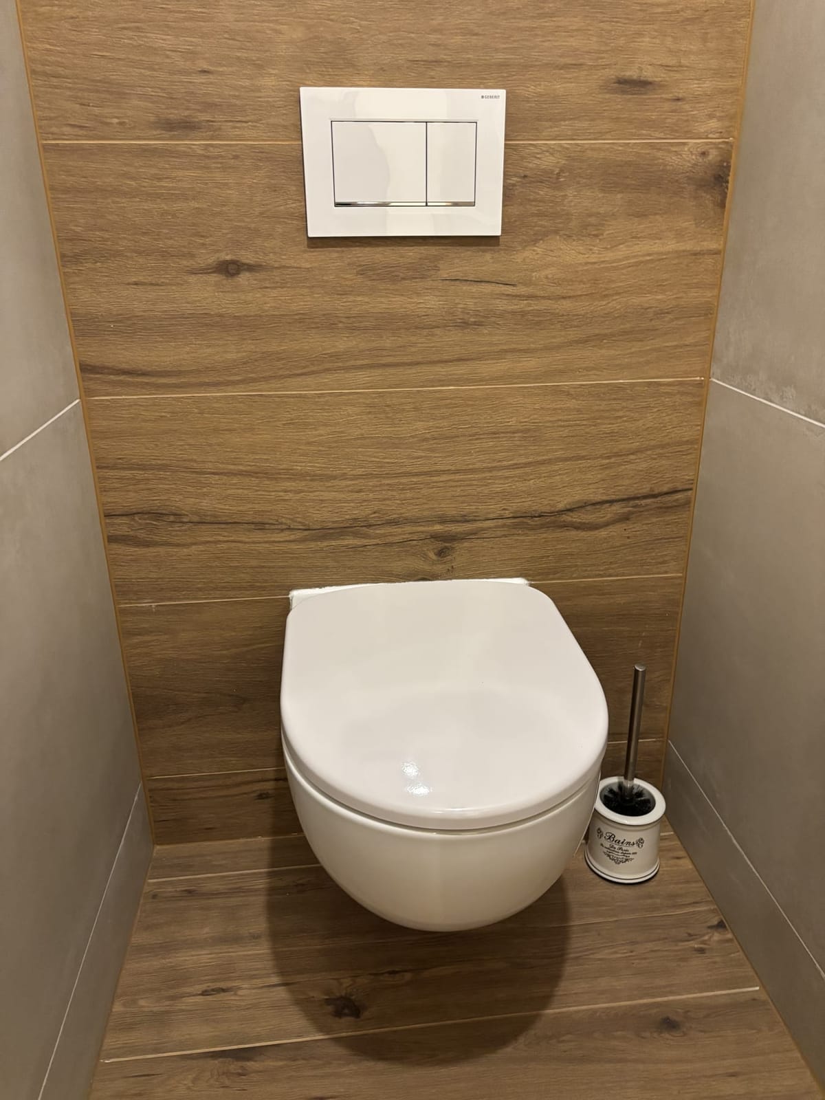 Fali WC vízszintes fahatású burkolattal, NM Bau, Sopron