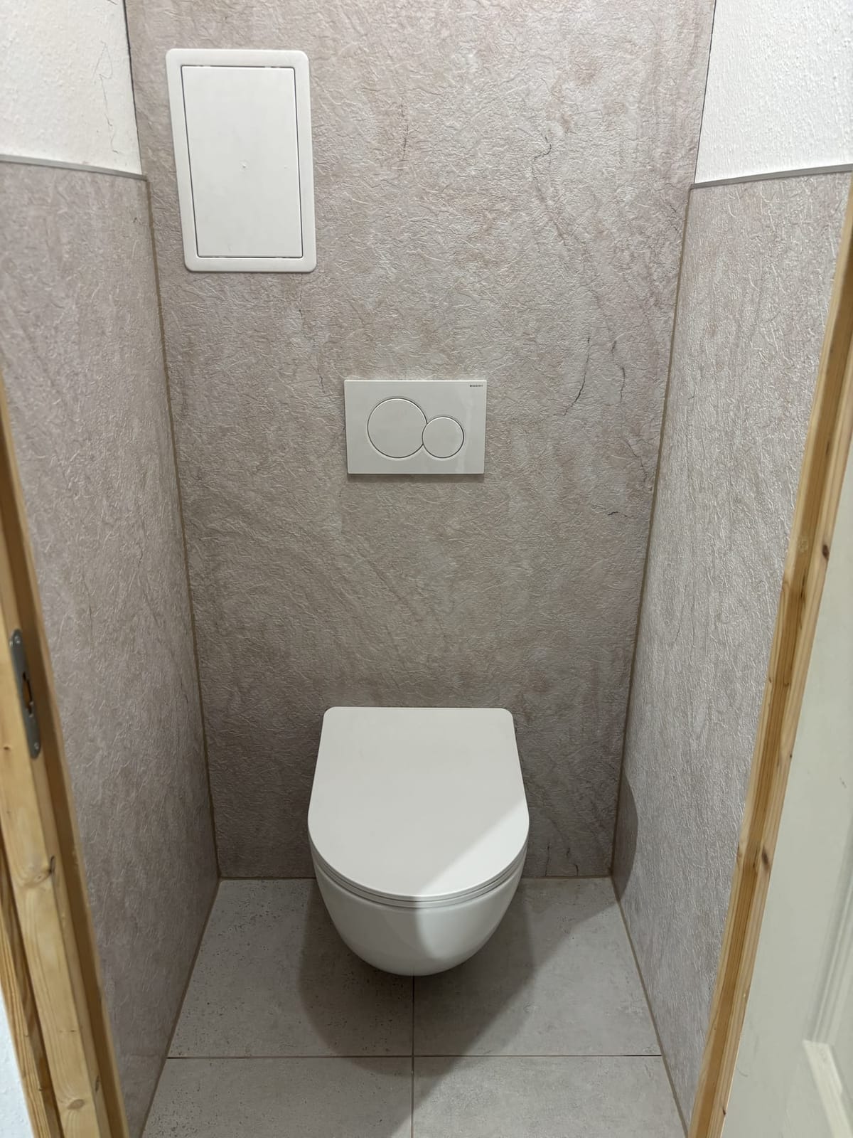 Külön WC bézs kőhatású falpanellel, NM Bau, Sopron