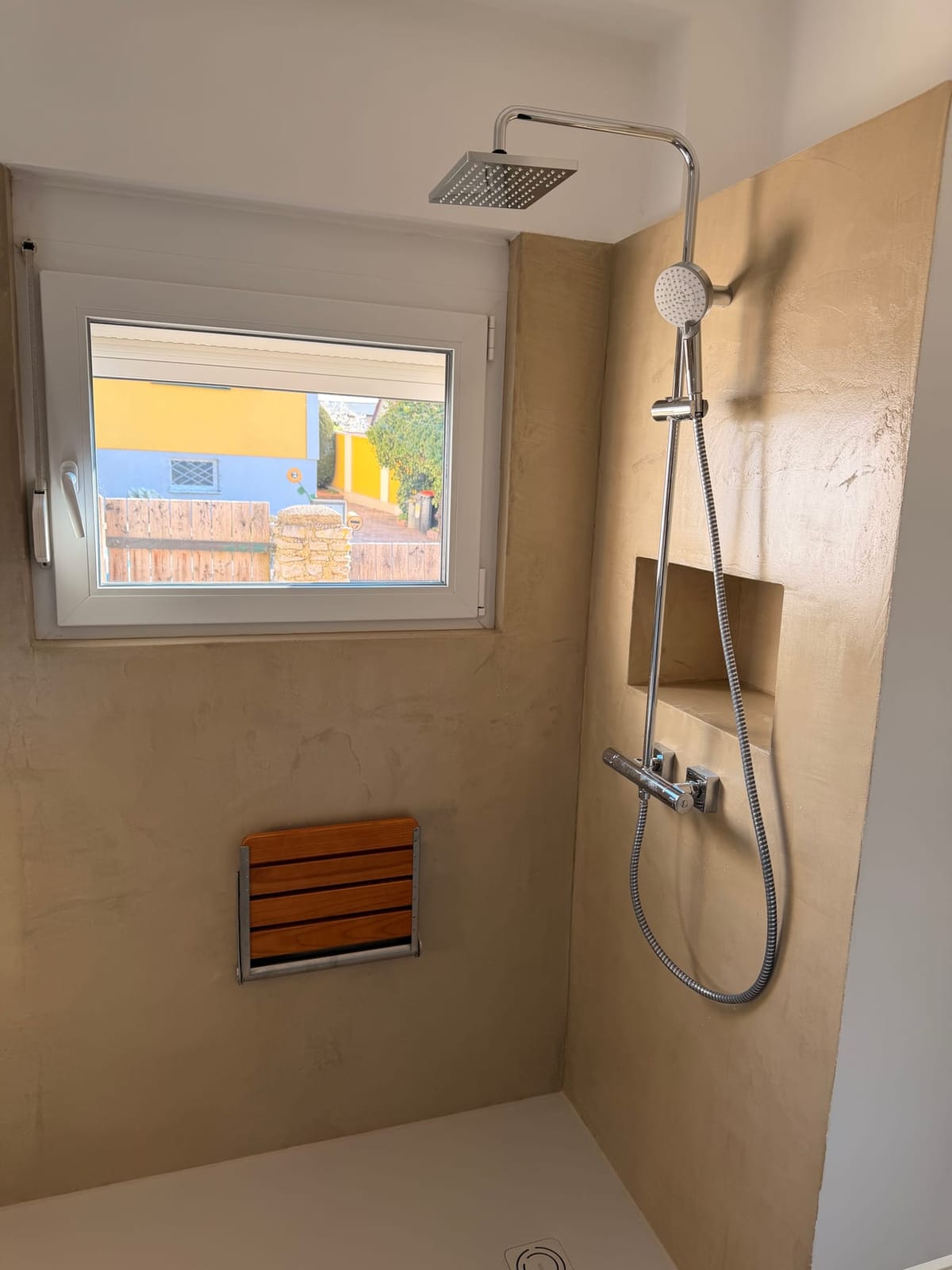 Mikrocement walk-in zuhany teakfa ülőkével és ablakkal, NM Bau, Sopron