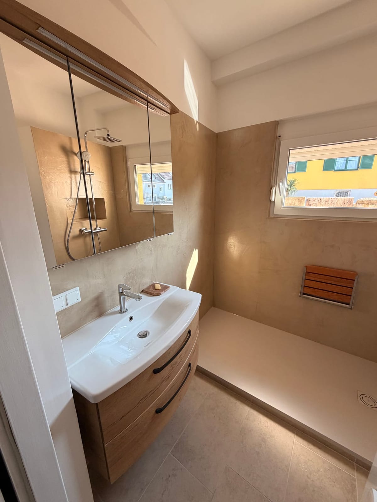 Mikrocement fürdőszoba fa mosdóbútorral és walk-in zuhannyal, NM Bau, Sopron