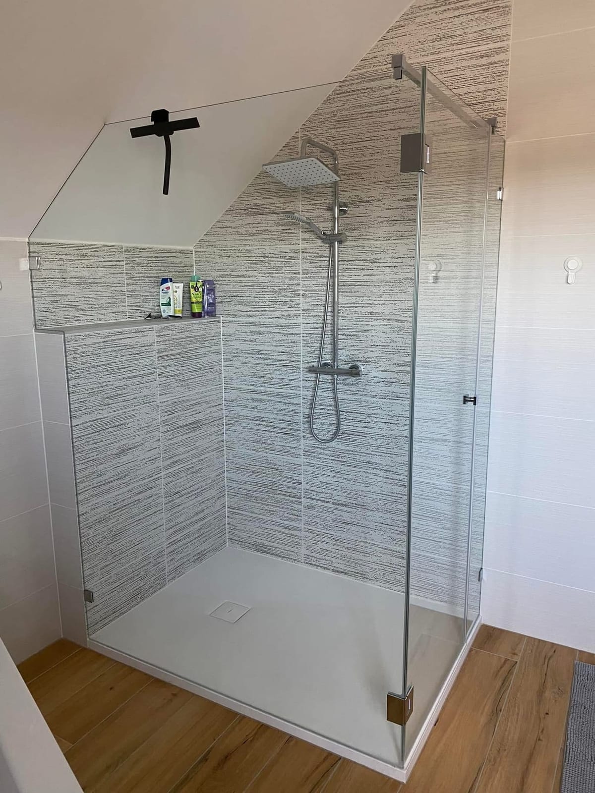Tetőtéri walk-in zuhany szürke csíkos burkolattal és üvegfallal, NM Bau, Sopron