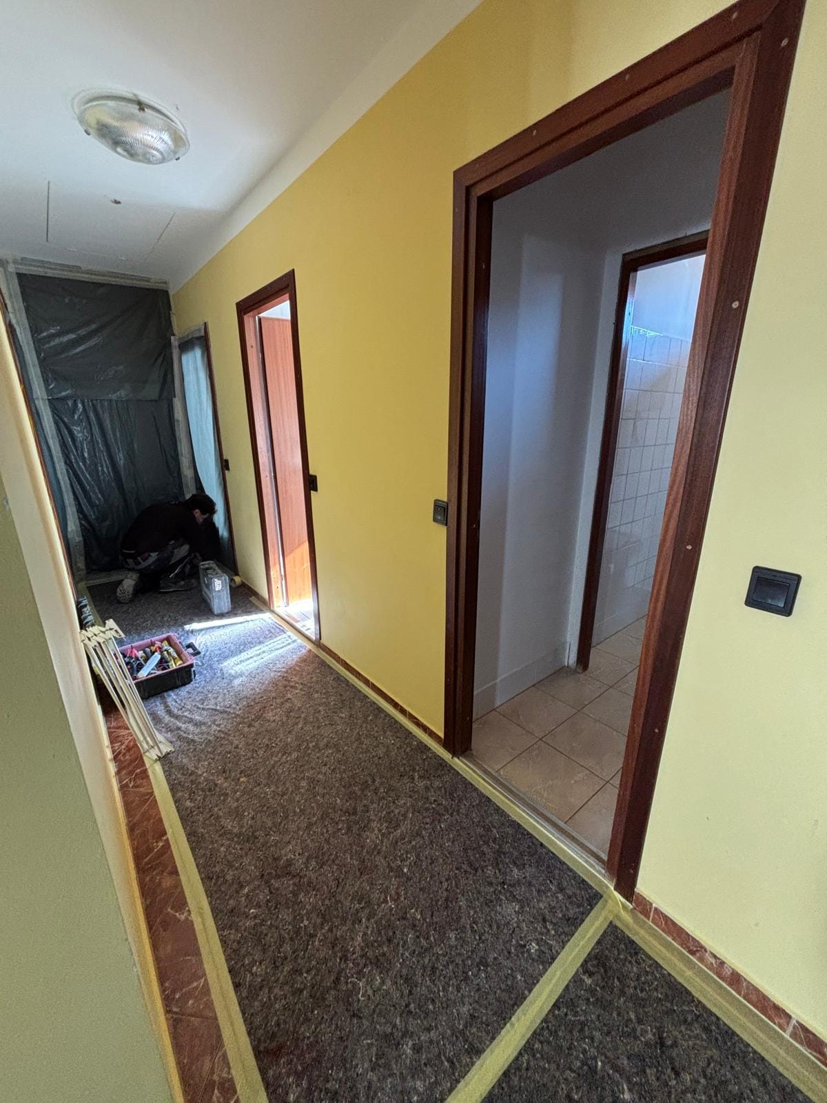 Fóliával és takarással védett közlekedő a bontás idejére, NM Bau, Sopron