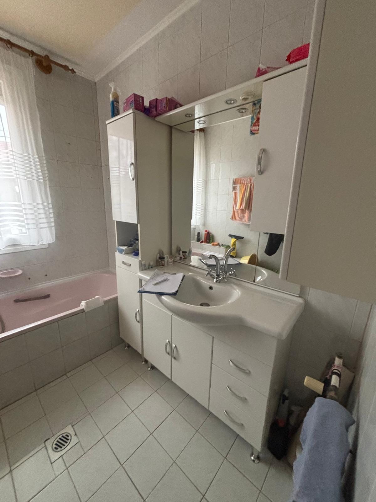 A régi fürdőszoba fehér mosdóbútorral és tükrös szekrénnyel, NM Bau, Sopron