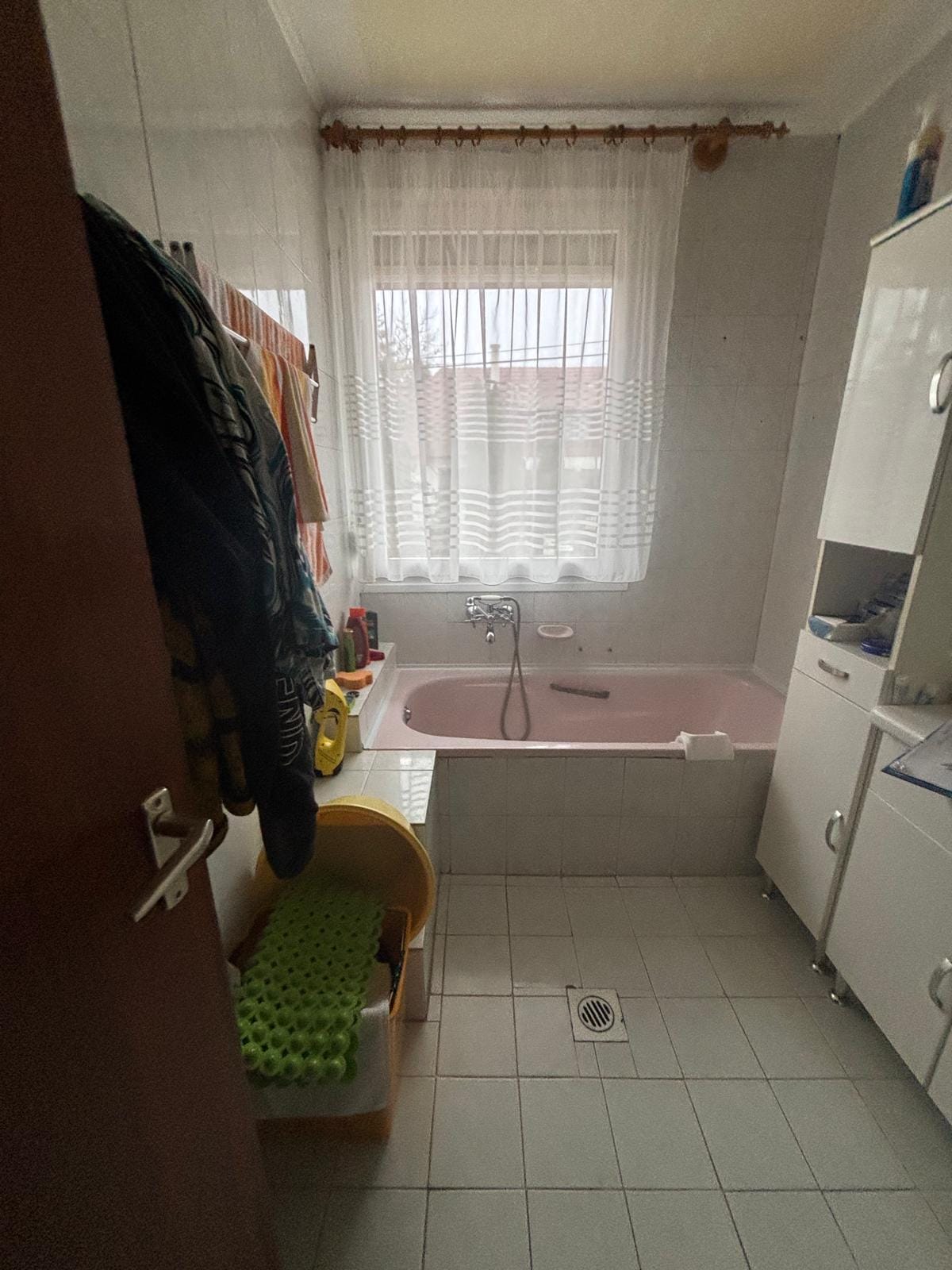A régi, belakott fürdőszoba rózsaszín káddal, NM Bau, Sopron