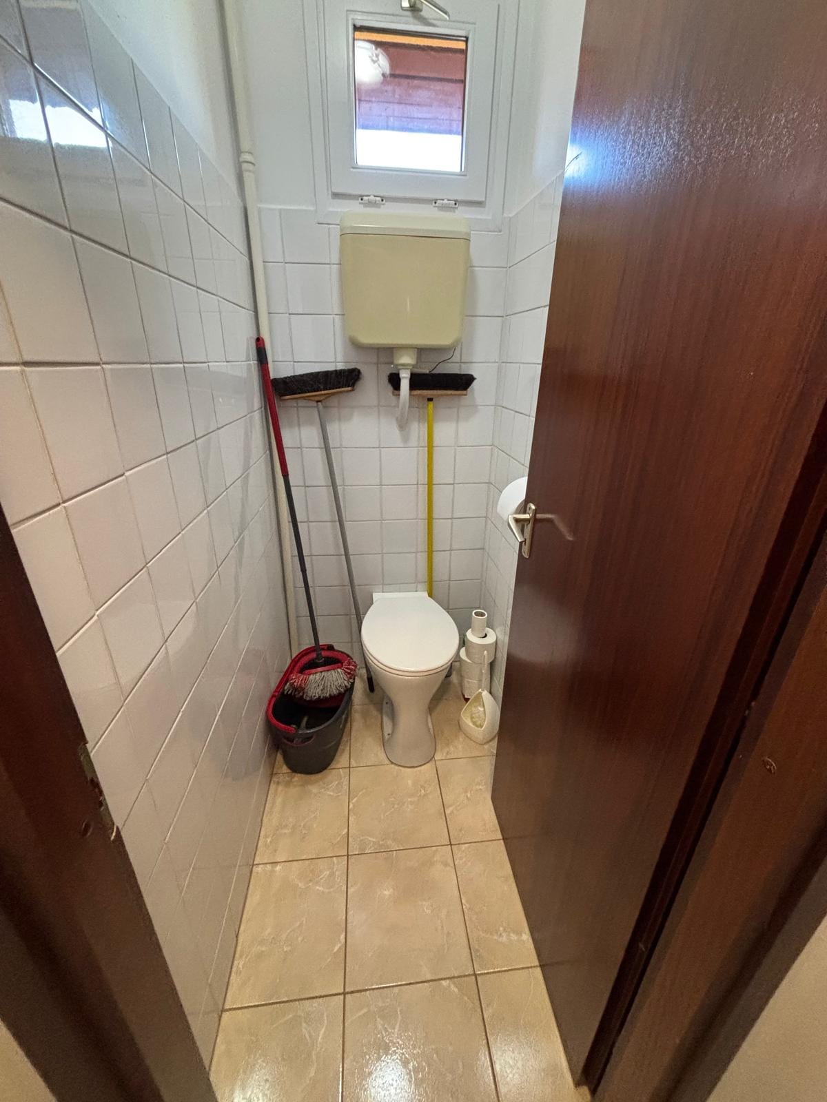A régi különálló WC a felújítás előtt, NM Bau, Sopron