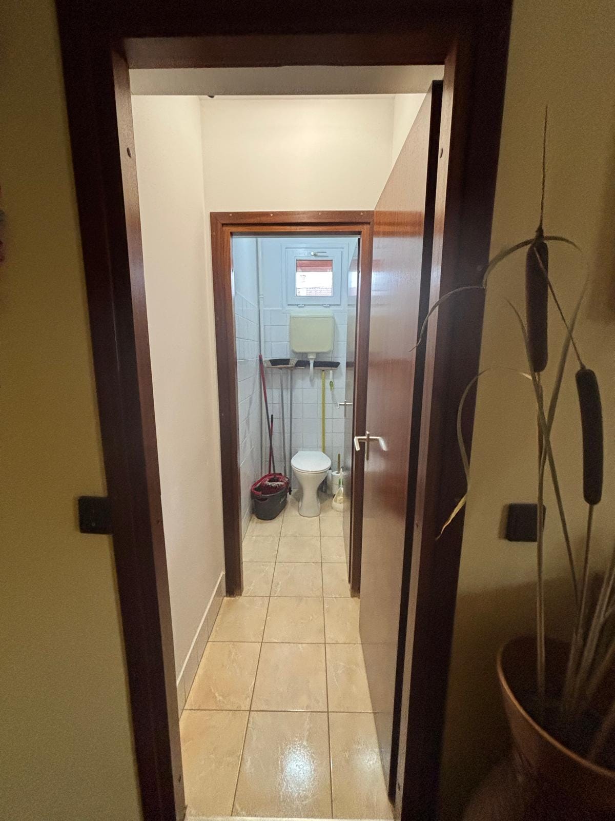 A régi WC-helyiség a folyosó felől a felújítás előtt, NM Bau, Sopron