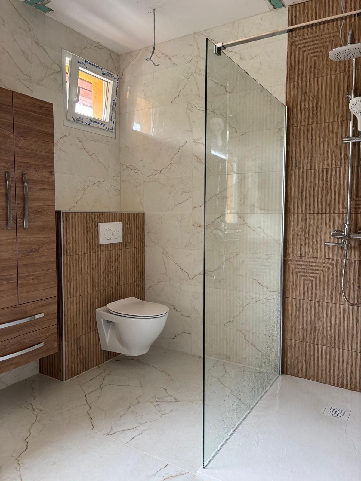 A kész fürdőszoba fali WC-vel és walk-in zuhannyal, NM Bau, Sopron