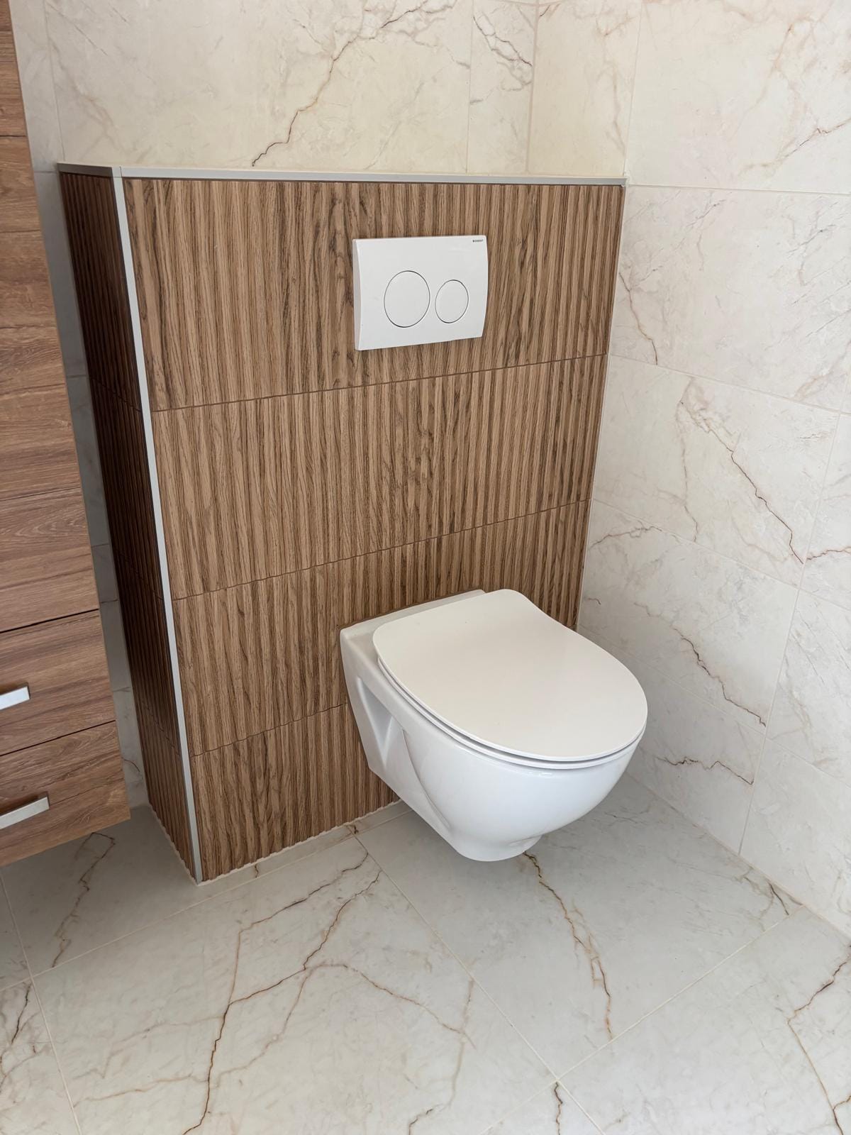A kész fali WC fahatású bordázott burkolattal és márványhatású csempével, NM Bau, Sopron