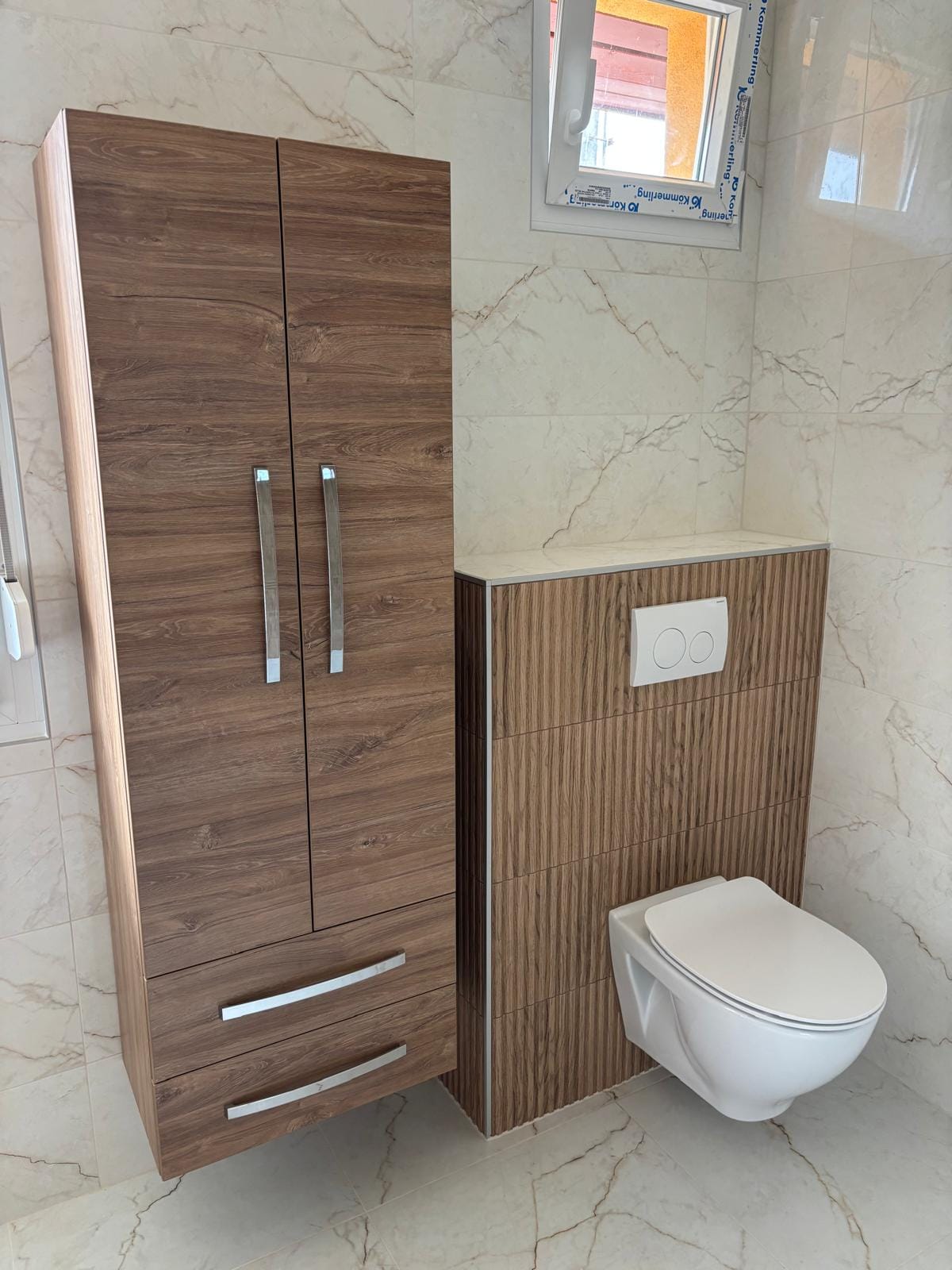 A kész magas fürdőszobabútor és a fali WC, NM Bau, Sopron