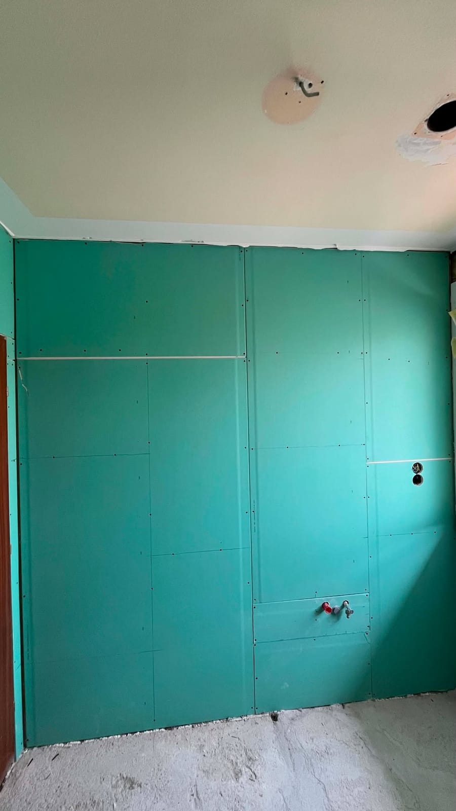 Nedvességálló gipszkarton falburkolat a beépített vízvételi helyekkel, NM Bau, Sopron