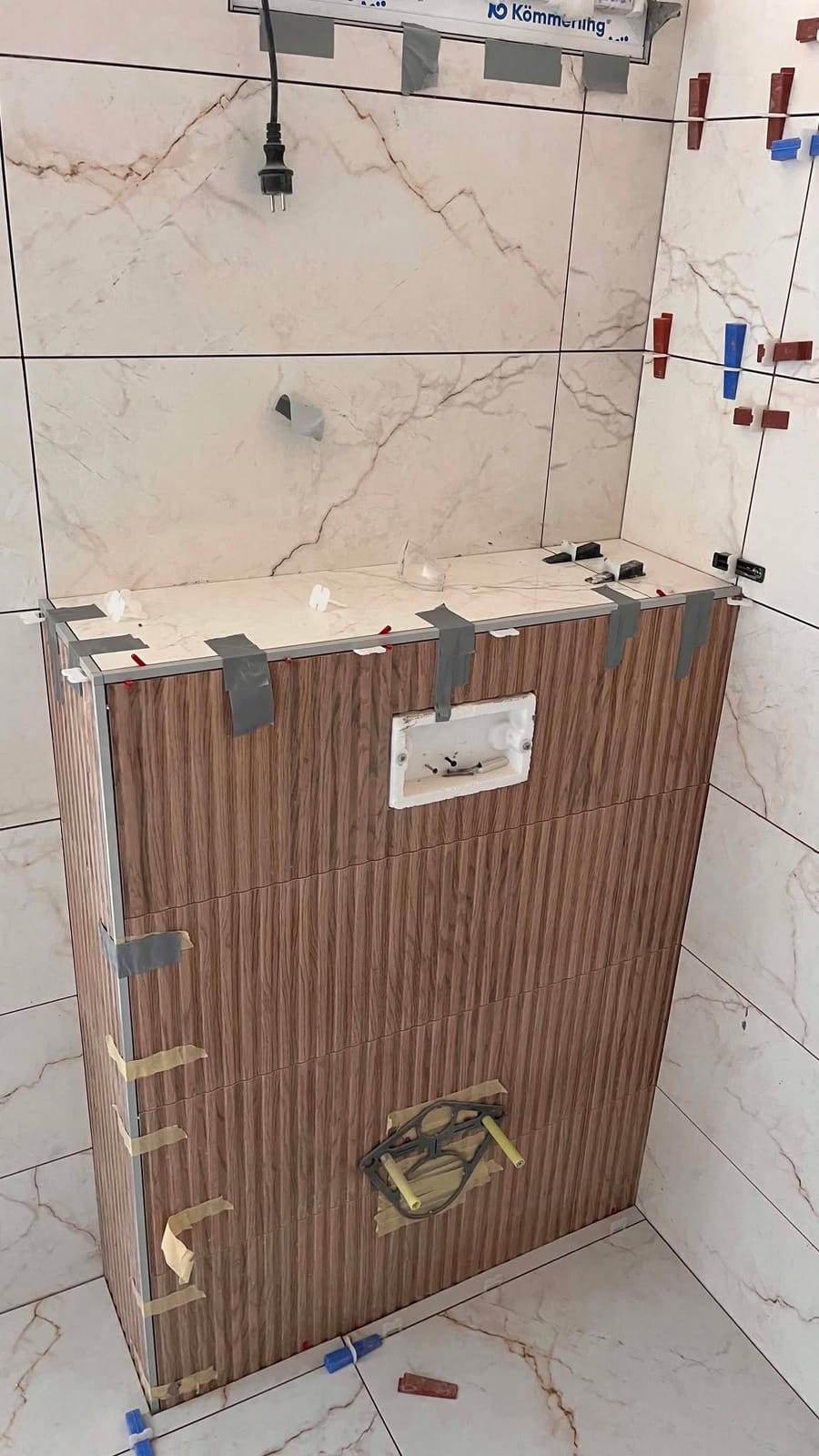 A fali WC előfalának burkolása szintezőékekkel, NM Bau, Sopron