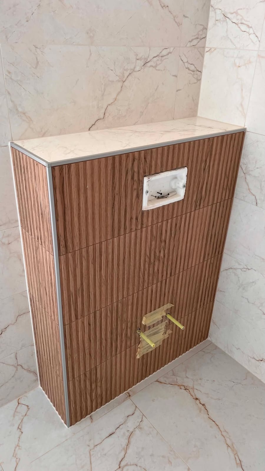 A fali WC kész, burkolt előfala a szaniter felszerelése előtt, NM Bau, Sopron