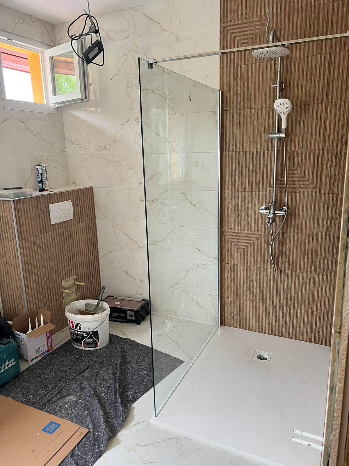 A walk-in zuhany üvegfallal és zuhanytálcával, még kivitelezés közben, NM Bau, Sopron
