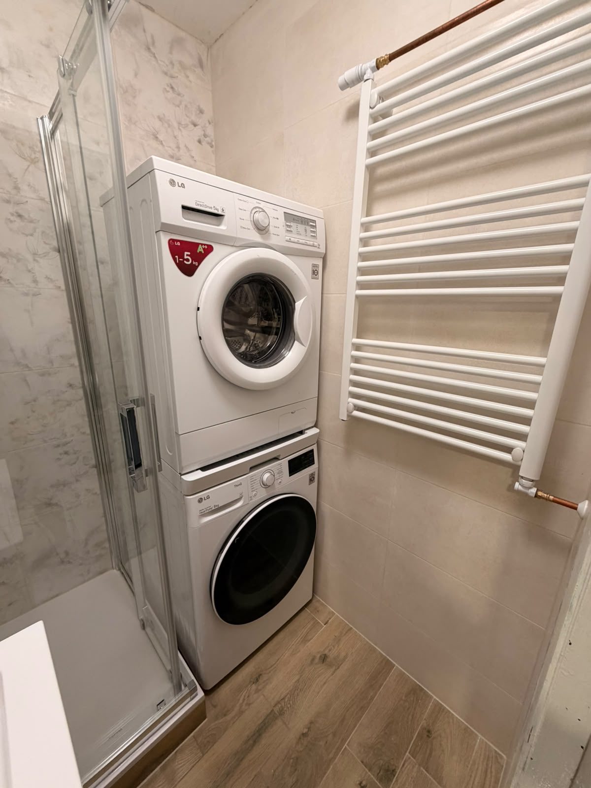 Panel fürdőszoba zuhanyzóval, NM Bau felújítás, Sopron