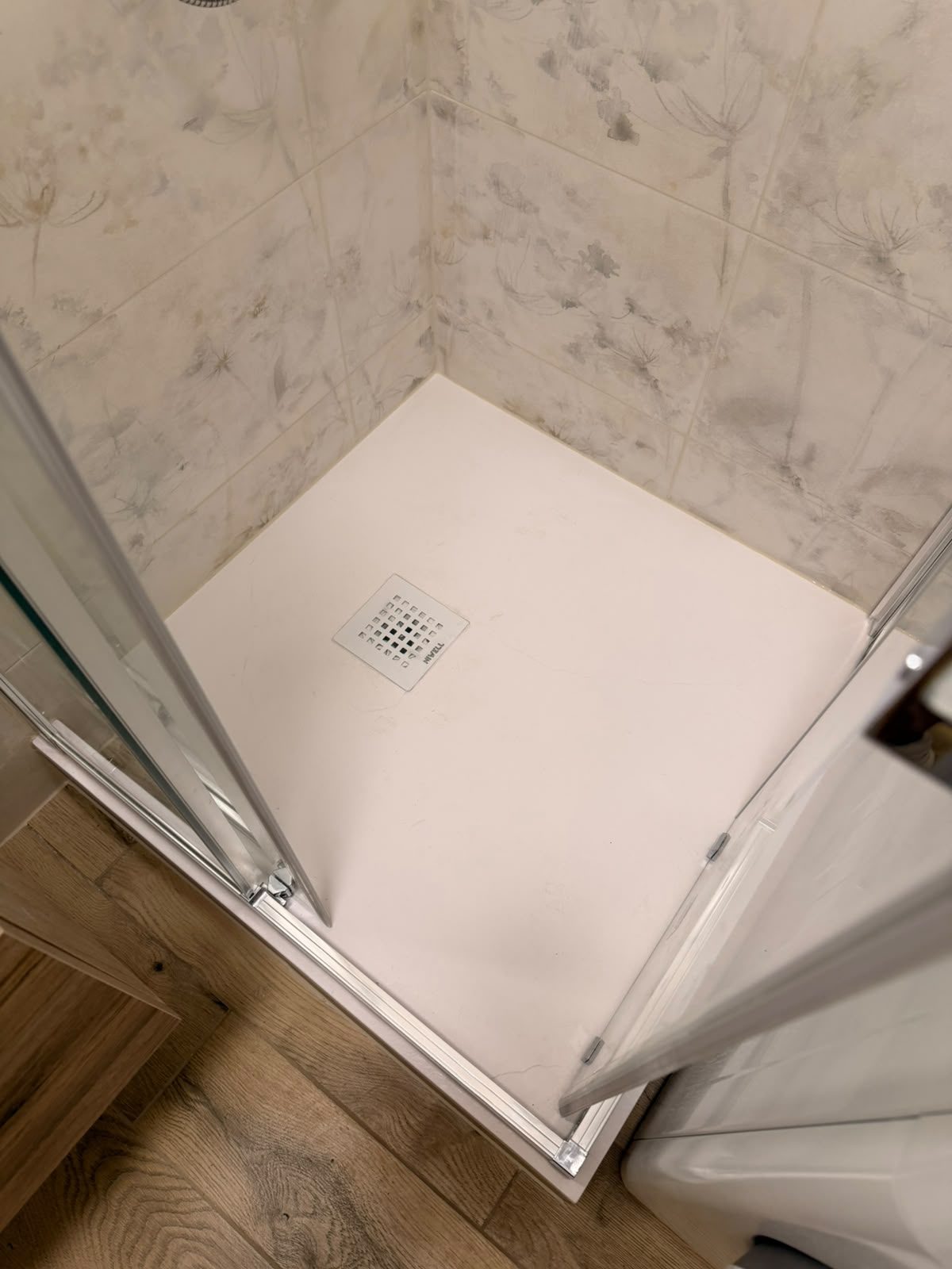 Panel fürdőszoba zuhanyzóval, NM Bau felújítás, Sopron